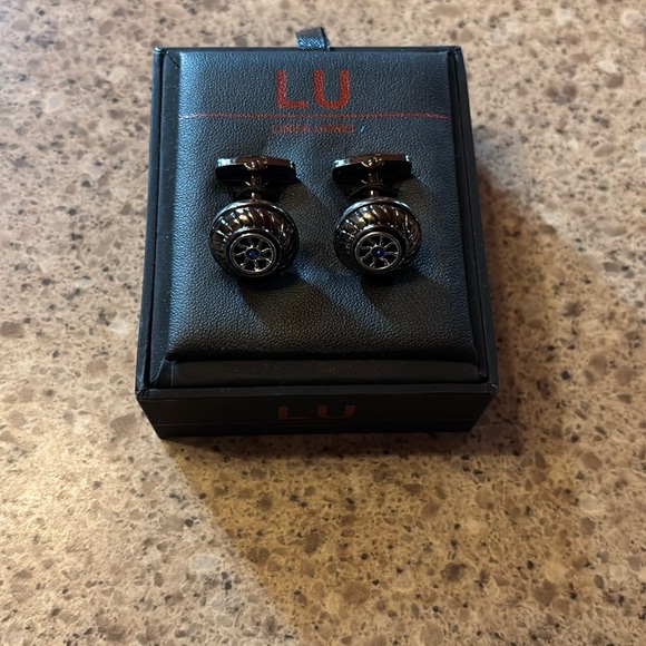 LU Black Cuff Links with Nature-Inspired Design - Picture 1 of 4